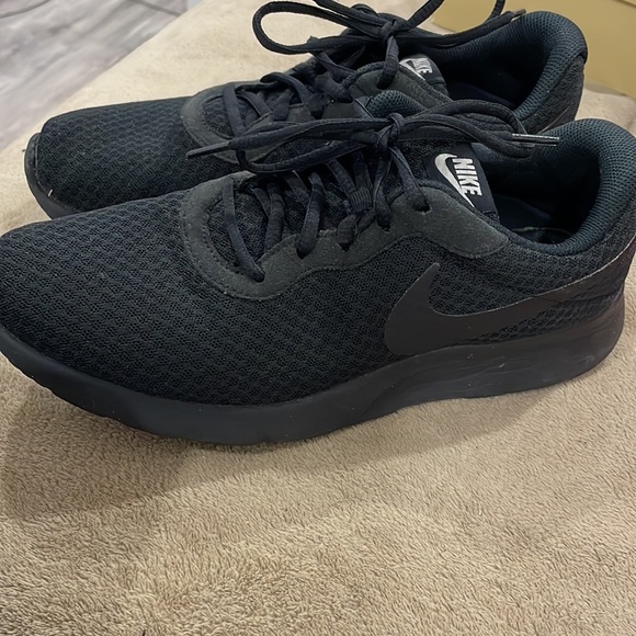 Black Nike women’s tanjun - size 10 - Picture 3 of 5